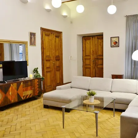 P&j Florianska Apartment *