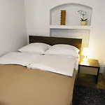 P&j Florianska Apartmán *